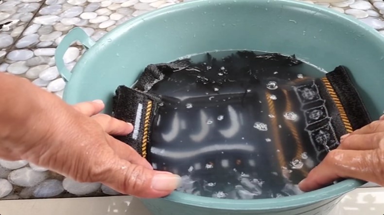 Tanpa direndam detergen, ini cara mencuci sajadah agar semakin wangi dan lembut pakai 1 bahan dapur