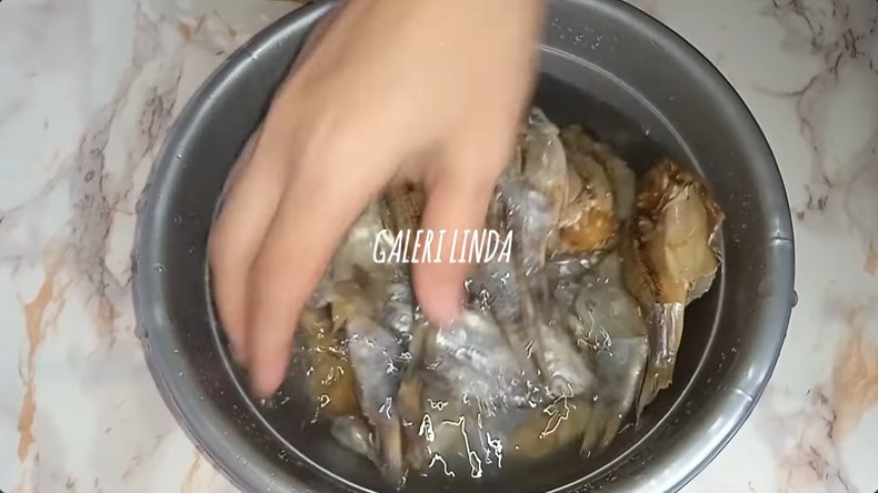 Bukan pakai garam atau air panas, ini cara ampuh mengurangi rasa asin pada ikan asin