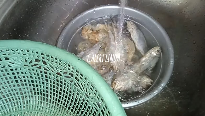 Bukan pakai garam atau air panas, ini cara ampuh mengurangi rasa asin pada ikan asin