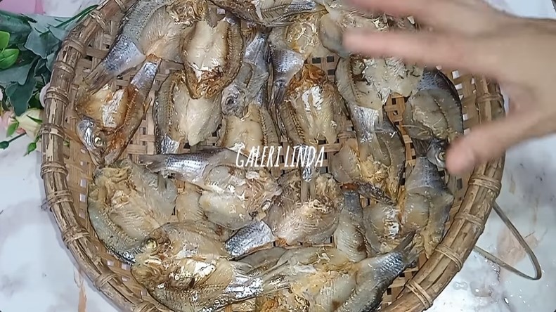 Bukan pakai garam atau air panas, ini cara ampuh mengurangi rasa asin pada ikan asin