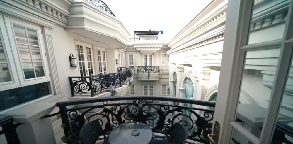 Potret kamar tidur Helena Lim crazy rich PIK nyambung sama ruang tamu © 2024 brilio.net Potret kamar tidur Helena Lim crazy rich PIK nyambung sama ruang tamu © 2024 brilio.net