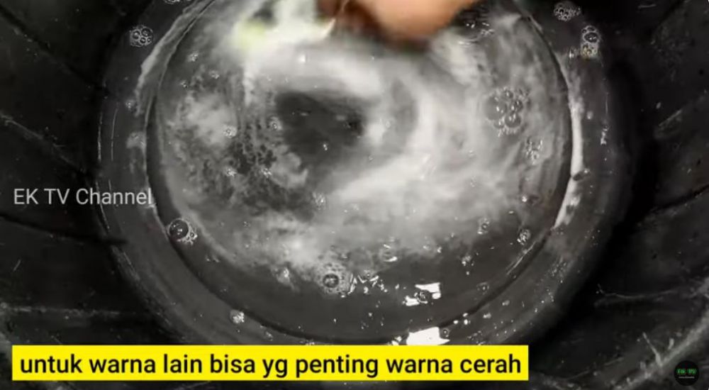 Tanpa disikat, ini trik cuci baju luntur dan menguning agar warnanya tetap cerah pakai 1 bahan dapur