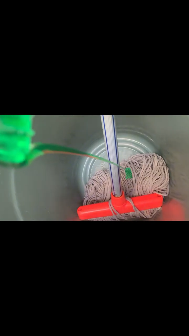 Tanpa direndam berjam-jam, ini trik ampuh memutihkan kain pel dekil cuma tambah 1 bahan dapur