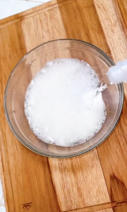 Bukan pakai pasta gigi, emak-emak ini punya trik basmi kerak hitam di karet kulkas pakai 3 bahan dapur