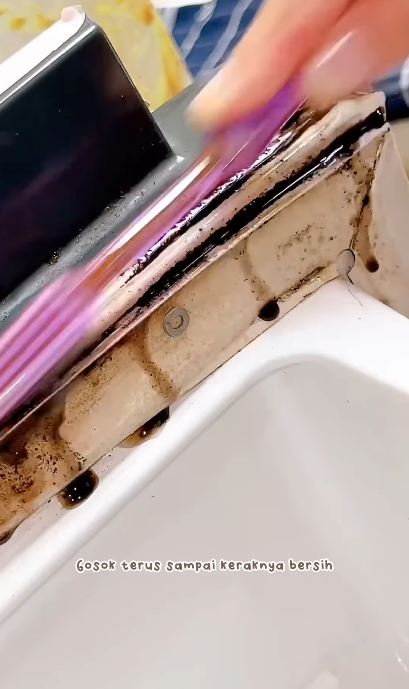 Bukan pakai pasta gigi, emak-emak ini punya trik basmi kerak hitam di karet kulkas pakai 3 bahan dapur