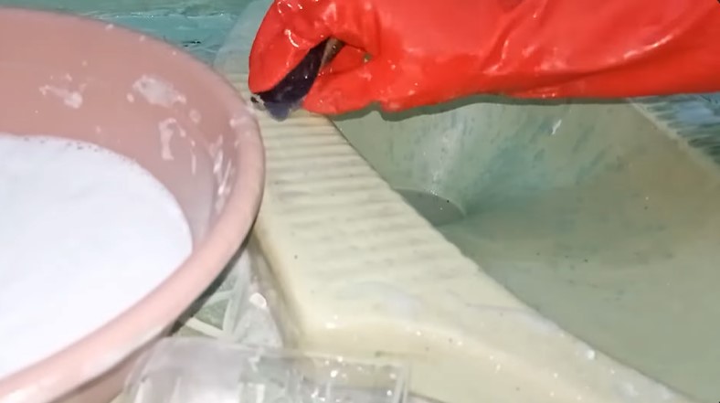 Bukan diolesi pasta gigi, trik emak-emak bersihkan kerak di kloset agar kesat ditambah 2 bahan dapur