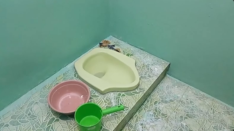 Bukan diolesi pasta gigi, trik emak-emak bersihkan kerak di kloset agar kesat ditambah 2 bahan dapur