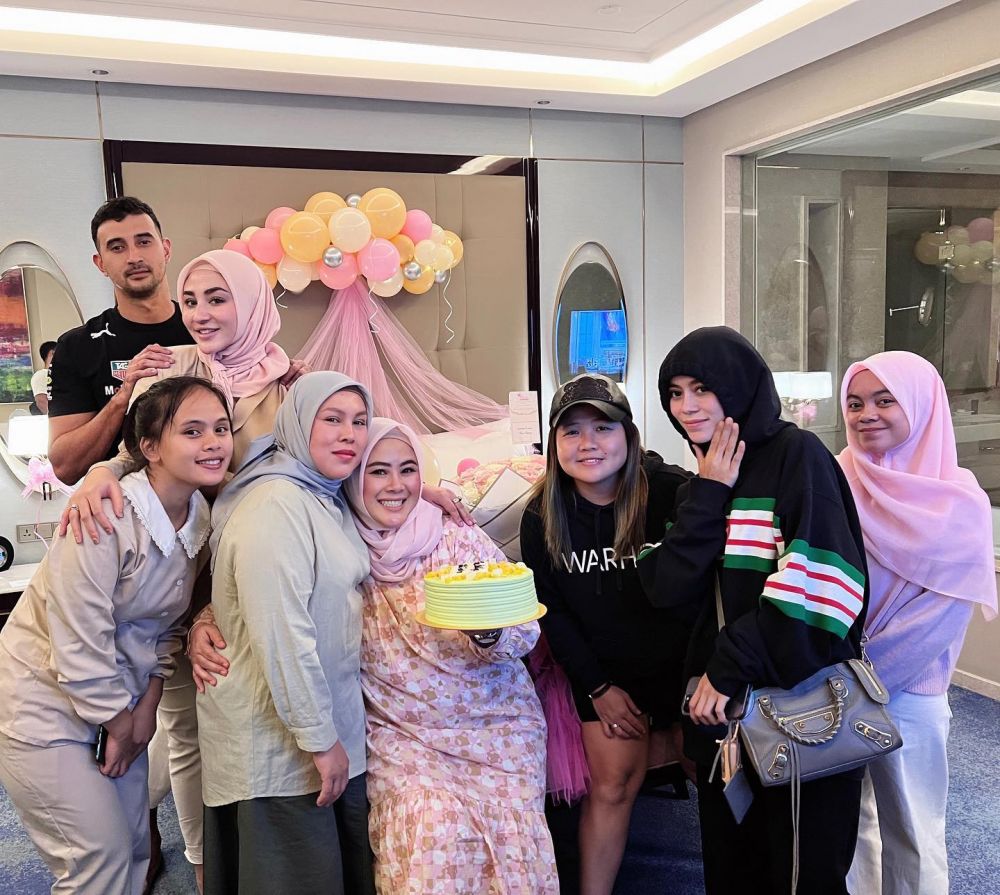 gaya seleb hadiri ulang tahun tuai kritikan © instagram