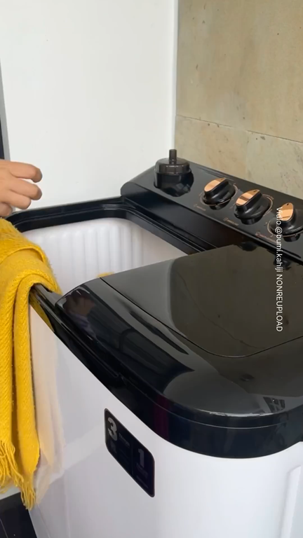 Cuma tambah 1 bahan dapur, emak-emak ini mencuci selimut kotor jadi bersih dan terasa lebih lembut