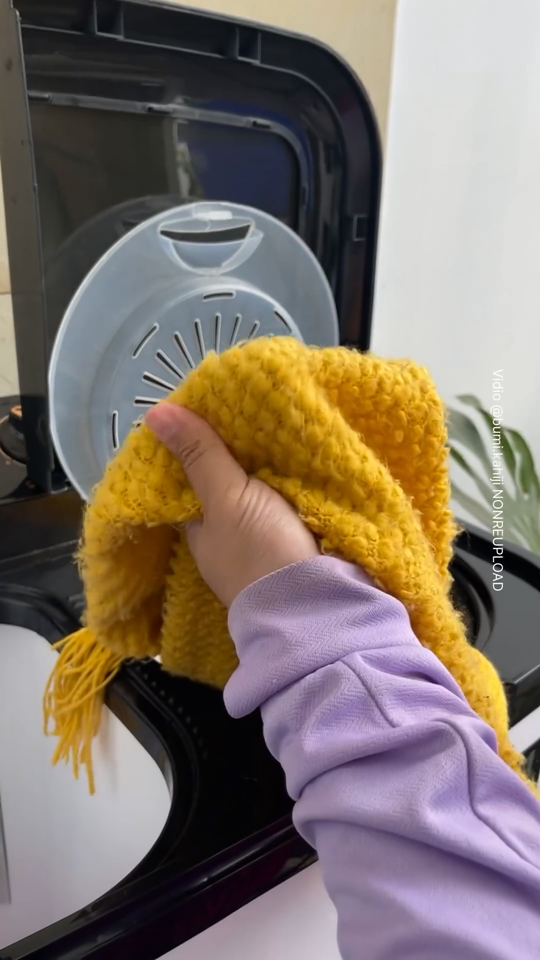 Cuma tambah 1 bahan dapur, emak-emak ini mencuci selimut kotor jadi bersih dan terasa lebih lembut