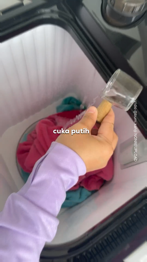 Cuma tambah 1 bahan dapur, emak-emak ini mencuci selimut kotor jadi bersih dan terasa lebih lembut