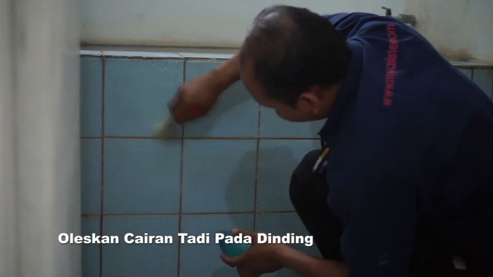 Tanpa digosok, ini trik ampuh bersihkan kerak di dinding kamar mandi agar kinclong pakai 1 bahan dapur