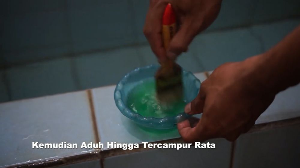Tanpa digosok, ini trik ampuh bersihkan kerak di dinding kamar mandi agar kinclong pakai 1 bahan dapur