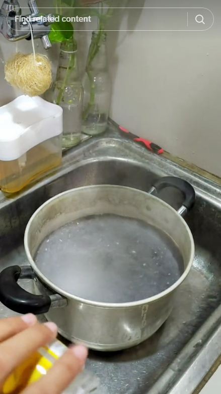 Tanpa direndam semalaman, trik cuci handuk berjamur ala ibu muda ini bikin kinclong pakai 1 bahan kue