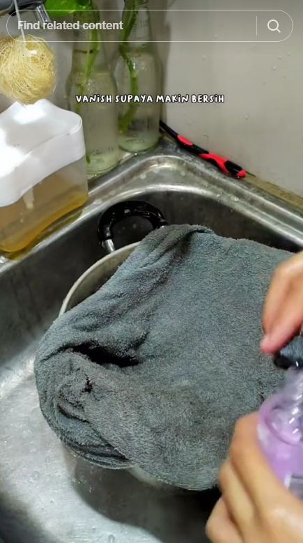 Tanpa direndam semalaman, trik cuci handuk berjamur ala ibu muda ini bikin kinclong pakai 1 bahan kue
