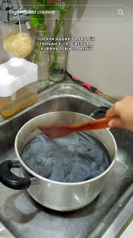 Tanpa direndam semalaman, trik cuci handuk berjamur ala ibu muda ini bikin kinclong pakai 1 bahan kue
