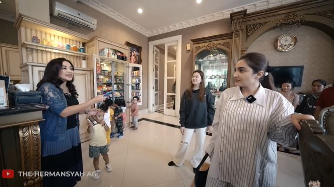 rumah monica soraya © YouTube rumah monica soraya © YouTube