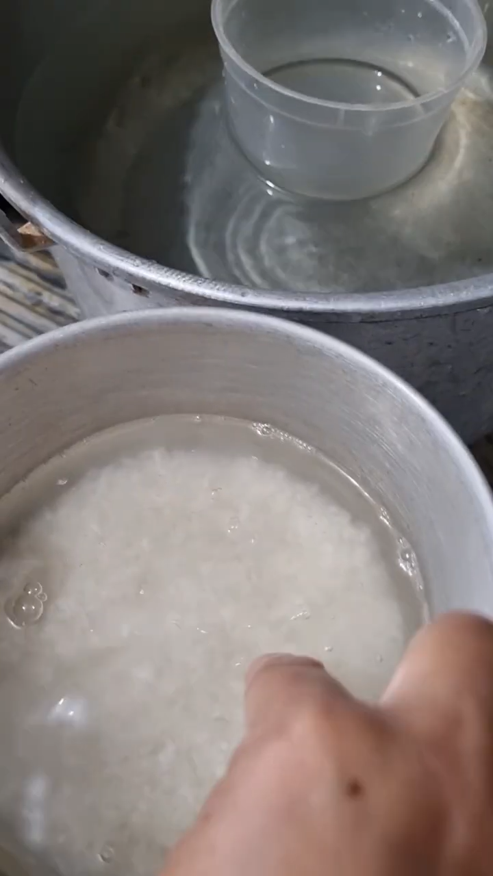 Bukan direbus, ini trik masak nasi pakai panci agar hasilnya matang sempurna dalam waktu 30 menit