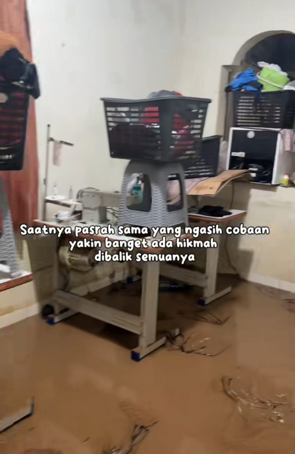 usaha hancur karena banjir © TikTok usaha hancur karena banjir © TikTok