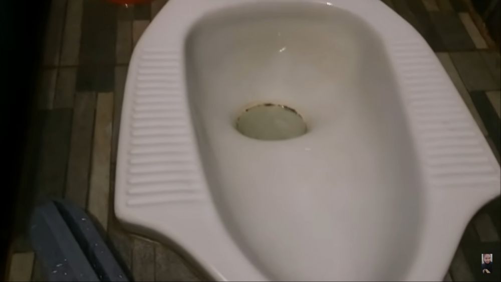 Tanpa sitrun, ini trik ampuh bersihkan noda kerak di pijakan kloset pakai 2 bahan dapur