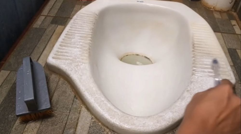 Tanpa sitrun, ini trik ampuh bersihkan noda kerak di pijakan kloset pakai 2 bahan dapur