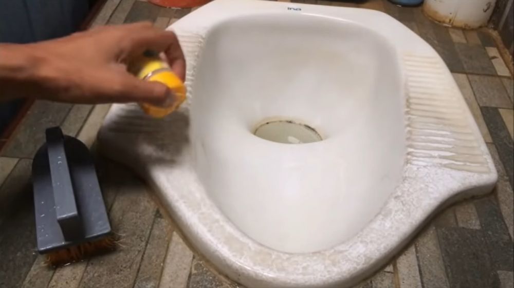 Tanpa sitrun, ini trik ampuh bersihkan noda kerak di pijakan kloset pakai 2 bahan dapur