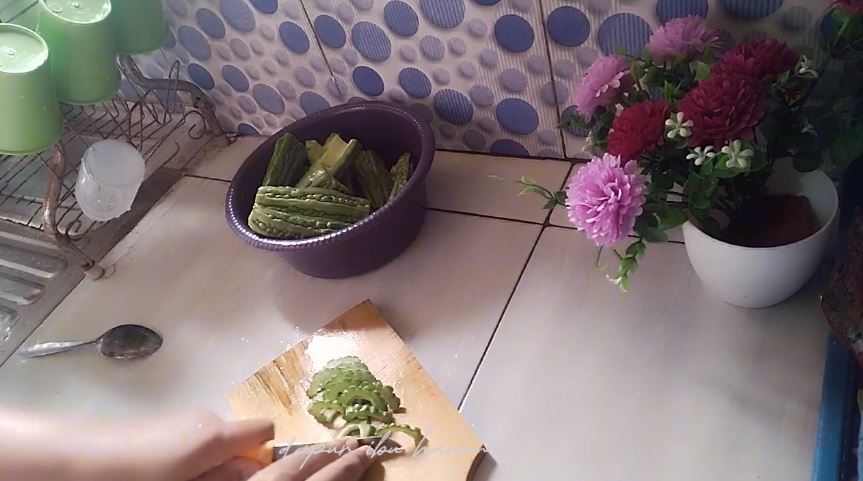 Tanpa perlu diremas garam, trik emak-emak menumis pare ini bikin rasa pahitnya hilang tak tersisa