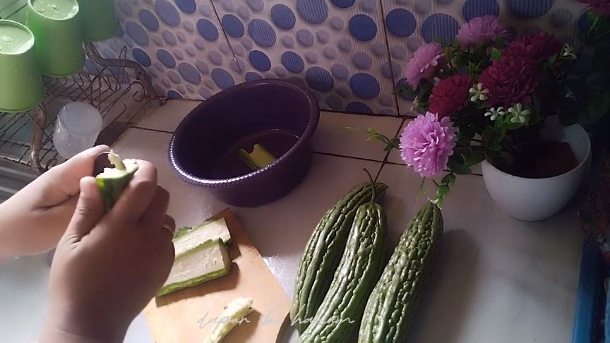 Tanpa perlu diremas garam, trik emak-emak menumis pare ini bikin rasa pahitnya hilang tak tersisa