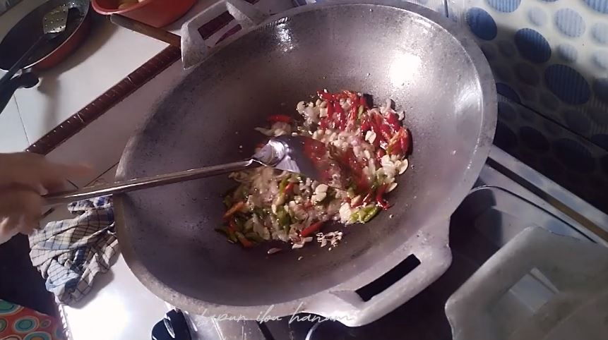 Tanpa perlu diremas garam, trik emak-emak menumis pare ini bikin rasa pahitnya hilang tak tersisa