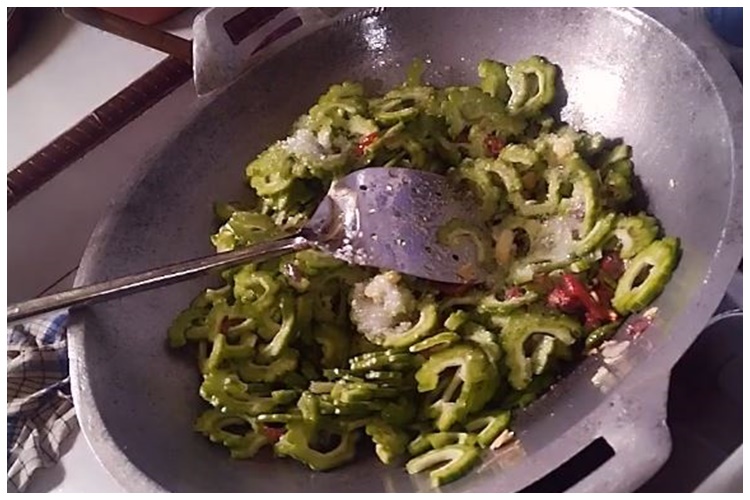 Tanpa perlu diremas garam, trik emak-emak menumis pare ini bikin rasa pahitnya hilang tak tersisa