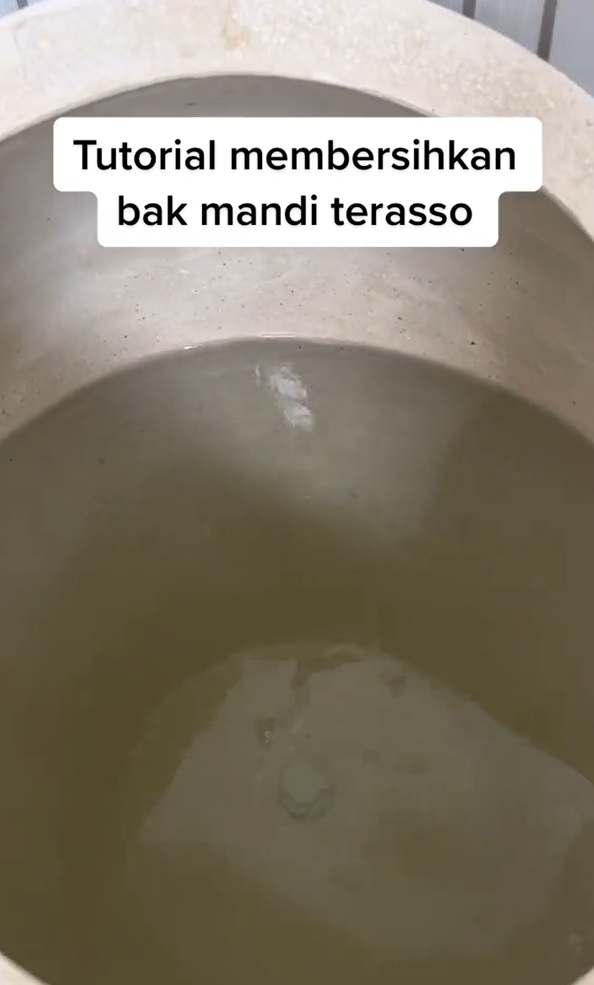 Tanpa disikat, ini trik mudah hilangkan kerak kuning di bak mandi pakai tambahan 1 bahan dapur