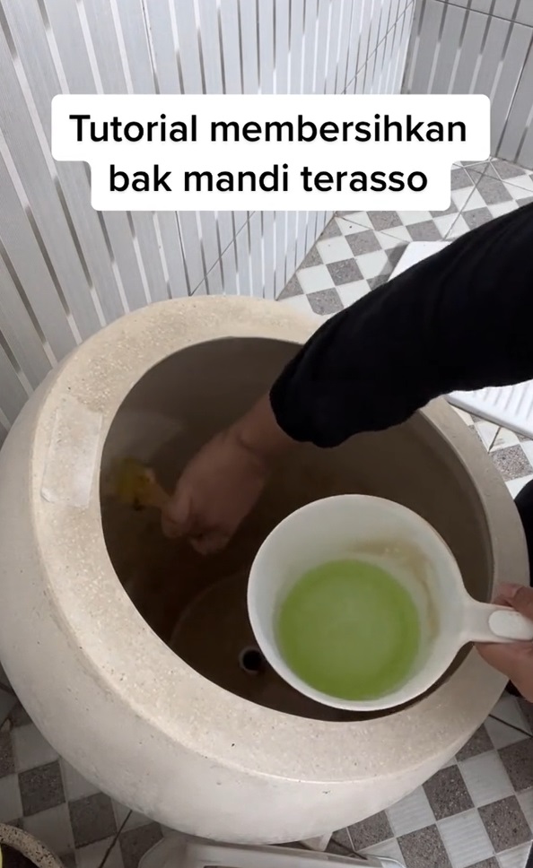 Tanpa disikat, ini trik mudah hilangkan kerak kuning di bak mandi pakai tambahan 1 bahan dapur