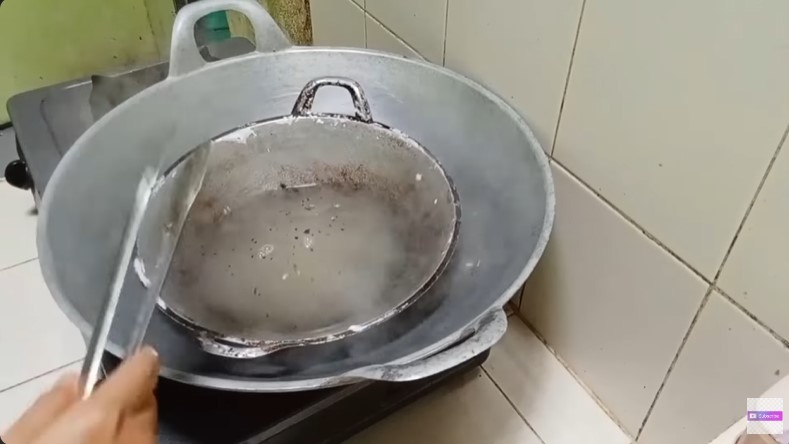 Tanpa ditaburi baking soda, ini trik bersihkan kerak gosong pantat wajan cuma pakai 2 bahan sederhana