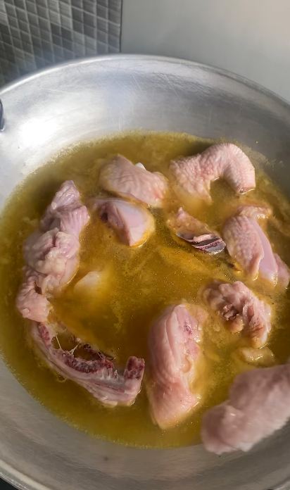 Bukan dicuci atau dimarinasi, begini cara menghilangkan bau amis daging ayam pakai 1 jenis rempah