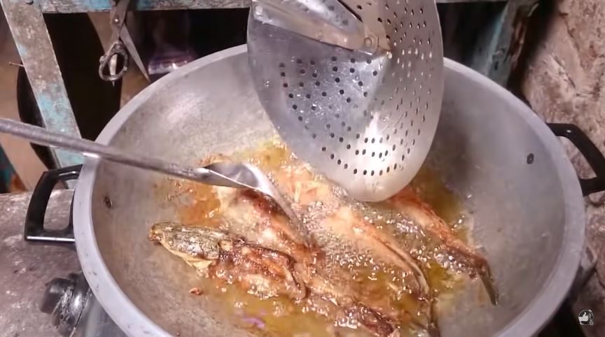 Tanpa dibalur tepung, ini trik goreng lele agar bumbu meresap, bentuknya lurus, dan garing tahan lama