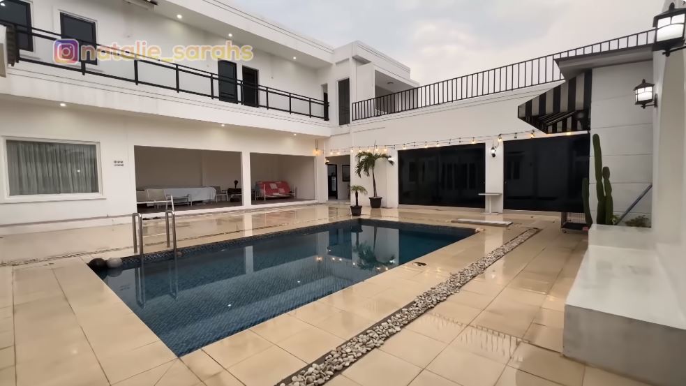 potret kolam renang umi pipik © YouTube