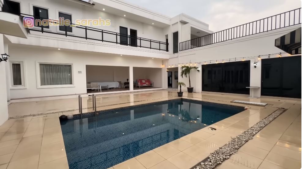 potret kolam renang umi pipik © YouTube