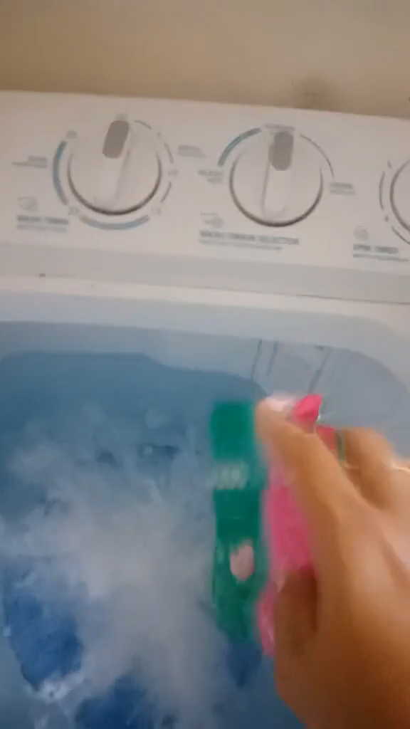 Tanpa dikucek atau digosok, trik emak-emak bersihkan kain lap dekil ini cuma tambah 1 bahan dapur