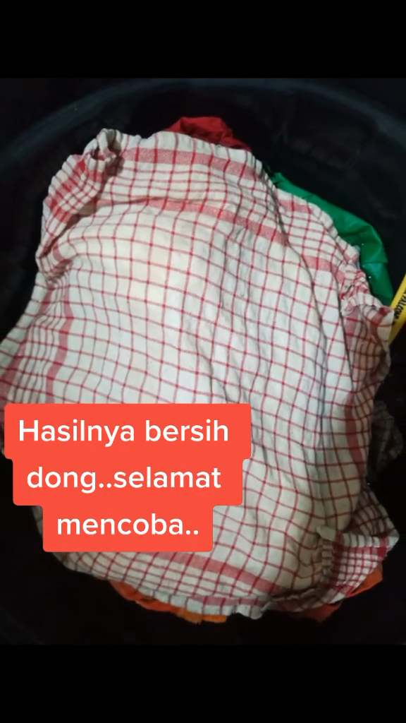 Tanpa dikucek atau digosok, trik emak-emak bersihkan kain lap dekil ini cuma tambah 1 bahan dapur