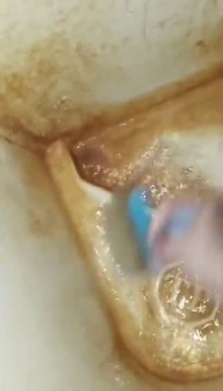 Tanpa disikat dan dicampur air panas, ini cara bersihkan kerak kuning di bak mandi pakai 1 bahan dapur