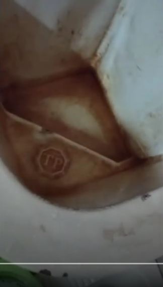 Tanpa disikat dan dicampur air panas, ini cara bersihkan kerak kuning di bak mandi pakai 1 bahan dapur