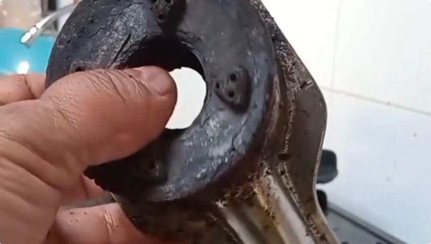 Bukan pakai sitrun, ini cara bersihkan kerak di corong tungku kompor pakai 1 bahan sederhana