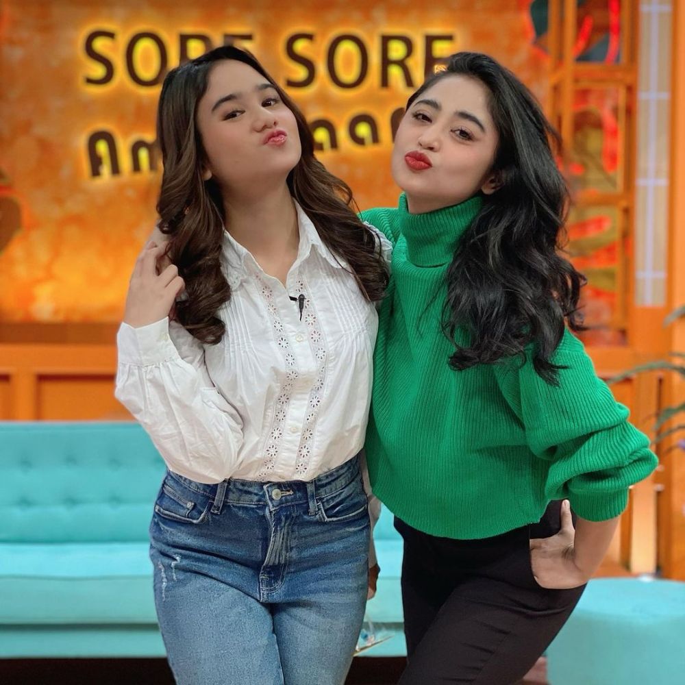 Potret 30 seleb berwajah mirip ini bak kakak adik, Hesti Purwadinata dan Ayu Hastari susah dibedain © berbagai sumber Potret 30 seleb berwajah mirip ini bak kakak adik, Hesti Purwadinata dan Ayu Hastari susah dibedain © berbagai sumber