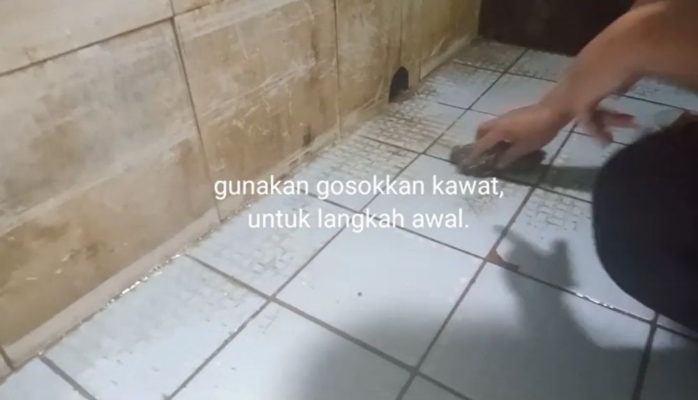 Tanpa diberi air panas, ini trik jitu hilangkan kerak keramik kamar mandi pakai tambahan 1 bahan dapur