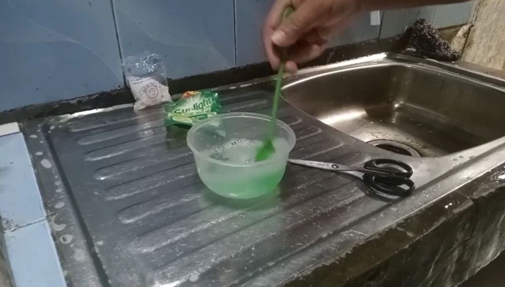 Tanpa diberi air panas, ini trik jitu hilangkan kerak keramik kamar mandi pakai tambahan 1 bahan dapur