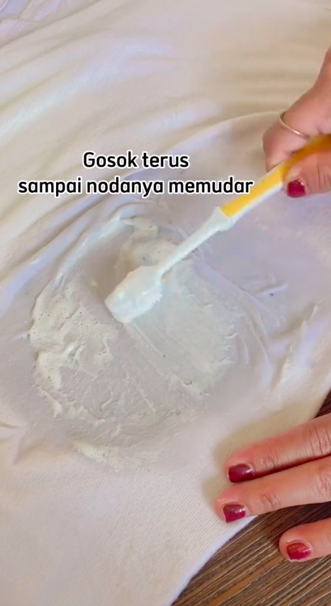 Tanpa direndam berjam-jam, ini cara ampuh hilangkan noda di pakaian putih cuma tambah 1 bahan dapur