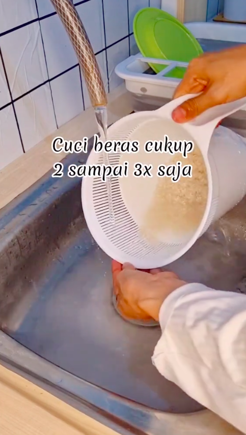 Bukan diberi cuka, ini trik menanak nasi agar tidak lengket di rice cooker cuma tambah 1 bahan makanan