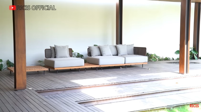 kolam renang Citra Kirana © YouTube