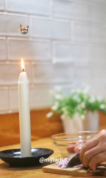 Bukan pakai tisu basah, ibu muda ini bagikan trik mengiris bawang merah agar tak bikin mata pedih