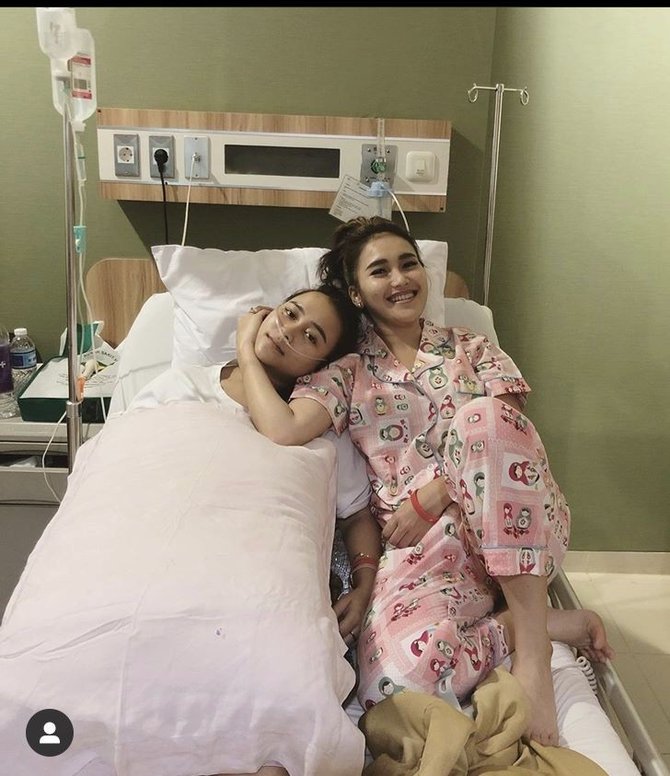 gaya sederhana ayu ting ting di rumah © berbagai sumber